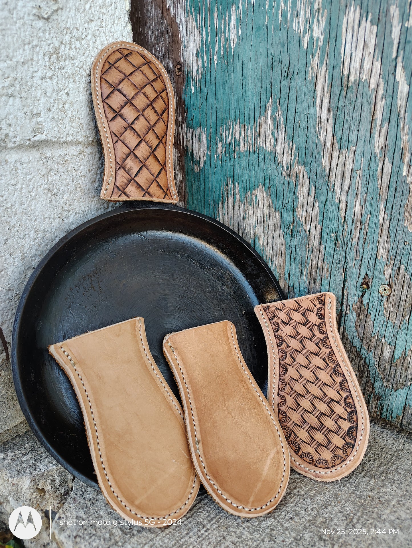 Tooled cast iron skillet handle cover