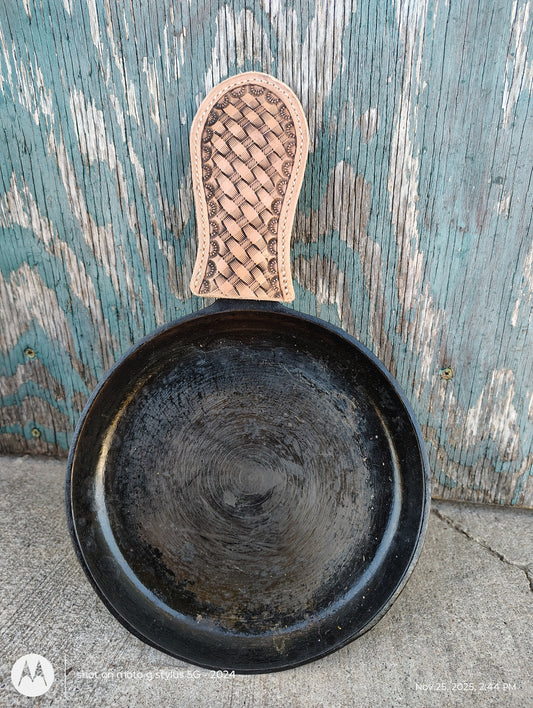 Tooled cast iron skillet handle cover