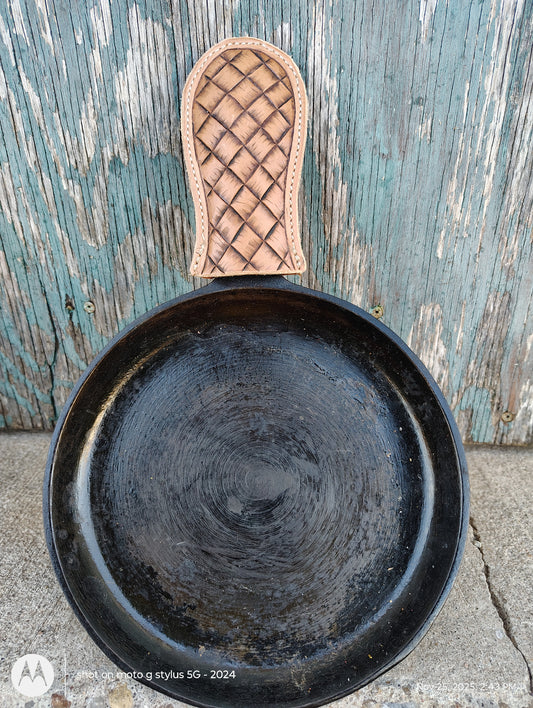 Tooled cast iron skillet handle cover